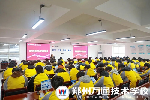 职引未来！小李补胎&鼎车堂专场招聘会走进郑州万通，助力学子优质就业！