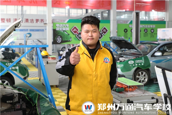 新生故事|李向阳：10年汽修经历，放弃店长重新学习新能源!