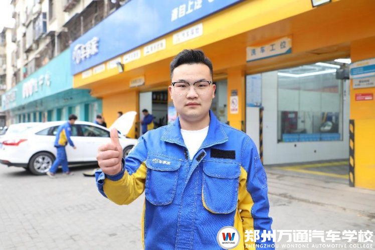 从普通学生到门店店长，掌握专业技能，万通学子凭借实力立足职场