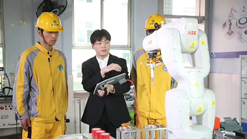 春晚《每道光》刷屏:30位世赛选手登台,以技能之光照亮平凡之路