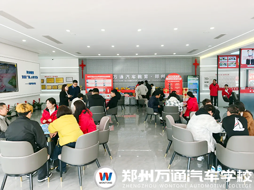 郑州万通报名现场直击：年味未散学技正浓，家长学子络绎不绝，校企共建班成新春择校热门首选