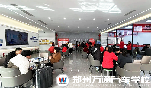 郑州万通报名现场直击：年味未散学技正浓，家长学子络绎不绝，校企共建班成新春择校热门首选
