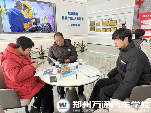 郑州万通报名现场直击：年味未散学技正浓，家长学子络绎不绝，校企共建班成新春择校热门首选