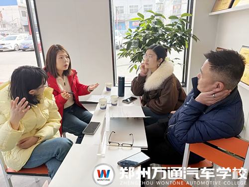 郑州万通报名现场直击：年味未散学技正浓，家长学子络绎不绝，校企共建班成新春择校热门首选