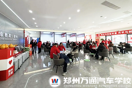 郑州万通报名现场直击：年味未散学技正浓，家长学子络绎不绝，校企共建班成新春择校热门首选