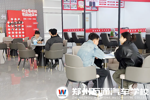 郑州万通报名现场直击：年味未散学技正浓，家长学子络绎不绝，校企共建班成新春择校热门首选