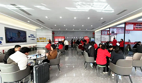 郑州万通报名现场直击：年味未散学技正浓，家长学子络绎不绝，校企共建班成新春择校热门首选