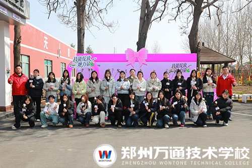 芳华不负，温暖相伴｜三八节 愿每一位学子向阳而生、逐光而行