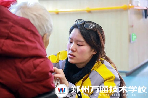 践行・敬老院慰问：温情相伴，情暖夕阳