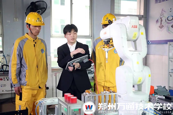 与其在风口盲目跟风，不如学一门硬技能!秦笑楠与郑州万通的双向奔赴，终有回响