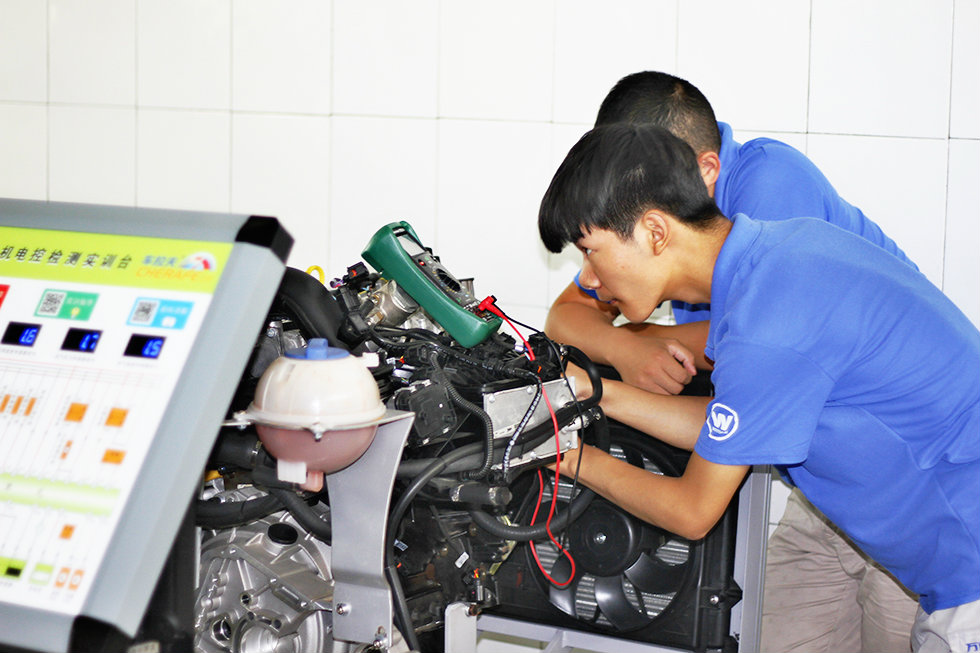 同学们借助检测设备学习汽车电控技术