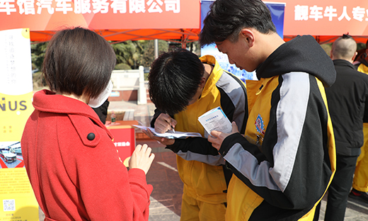 郑州万通汽车学校_枫速豪华车面试现场